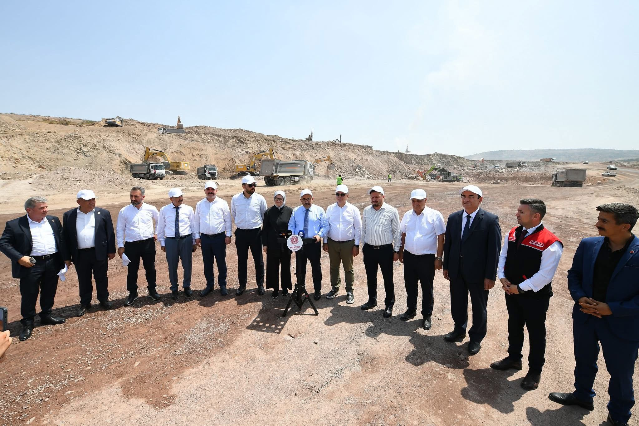 Dünyanın
en büyük sera kümelenmesi Balıkesir Gönen TDİOSB proje alanında devam eden 1.
Etap 1. Kısım Altyapı Çalışmaları Yerinde İncelendi