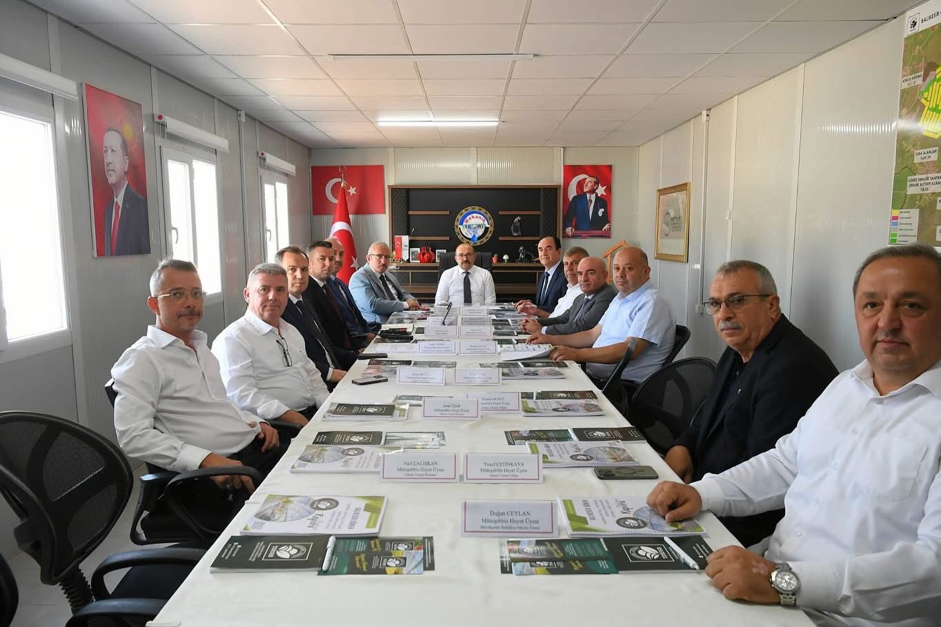 Müteşebbis
Heyet Başkanı Vali İsmail Ustaoğlu başkanlığında Müteşebbis Heyet Üyelerinin
katılımıyla, Balıkesir Gönen Sera Organize Tarım Bölgesi (Gönen OTB) Müteşebbis
Heyet Toplantısı gerçekleştirildi.