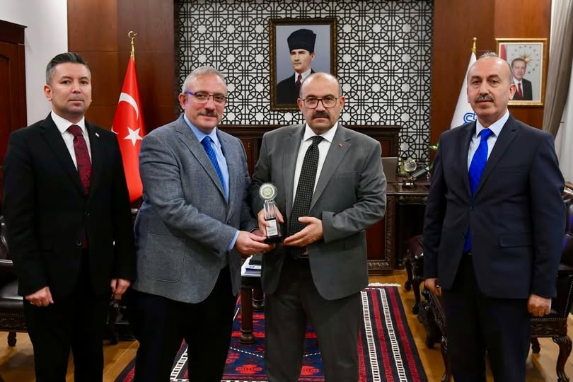 Antalya’da düzenlenen ATSO Growtech Tarım İnovasyon Ödülleri kapsamında
“Kamu–Özel” kategorisinin kazananı, Balıkesir Gönen Sera Organize Tarım Bölgesi projesi oldu. 